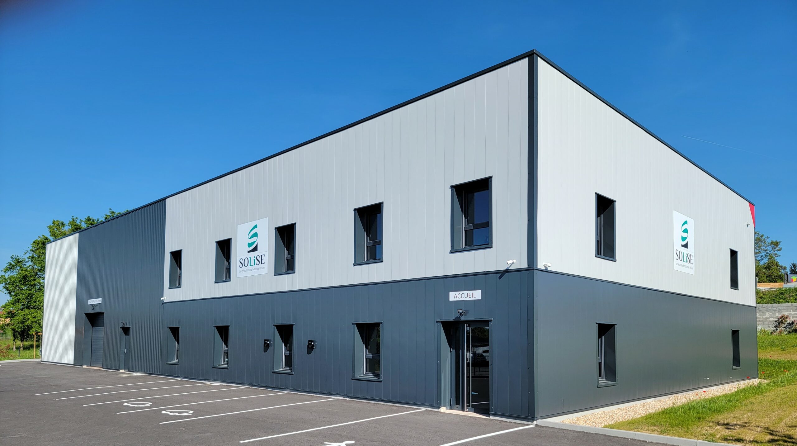 Bâtiment de SOLISE à Guéreins, spécialiste français des batteries lithium professionnelles